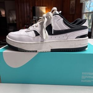 Nike Gamma Force tennis shoe, sneaker Women’s size 9 white and black.